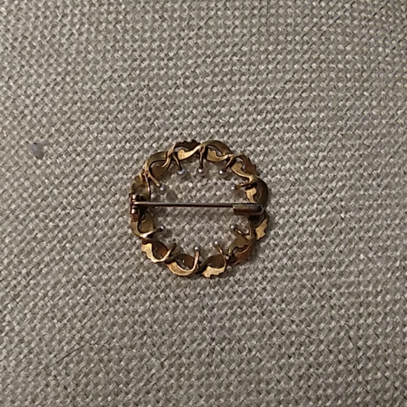 Vintage Wreath Pin - Picture 2 of 2